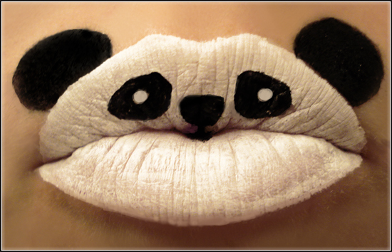 Lippen als Panda bemalt