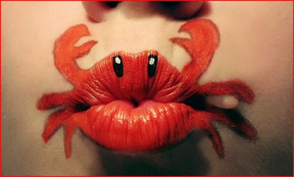 Lippen als Krabbe bemalt