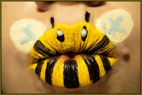 Lippen als Biene bemalt
